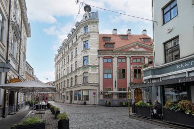 Riga, Letonya. 22 Ağustos 2021. Şehir merkezindeki eski bir sokakta barlar ve restoranlar.