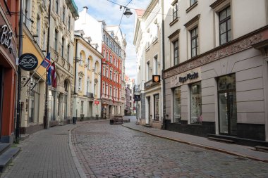 Riga, Letonya. 22 Ağustos 2021 'de şehir merkezindeki bir sokakta eski evler.