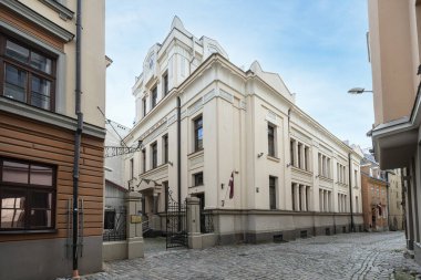 Riga, Letonya. 22 Ağustos 2021 tarihi şehir merkezindeki sinagogun dış görünüşü.