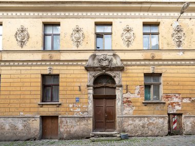 Riga, Letonya. 22 Ağustos 2021. Şehir merkezindeki eski bir binanın cephesi.