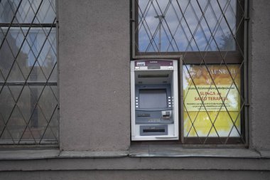 Riga, Letonya. 22 Ağustos 2021. Şehir merkezindeki bir bankamatik.