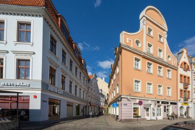 Riga, Letonya. 22 Ağustos 2021. Şehir merkezindeki eski bir binanın cephesi.