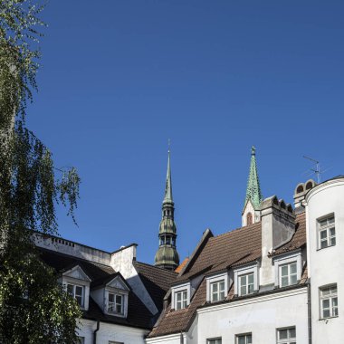 Riga, Letonya. 22 Ağustos 2021. Şehir merkezindeki eski bir binanın cephesi.