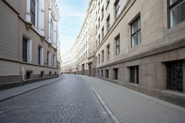 Riga, Letonya. 22 Ağustos 2021. Şehir merkezindeki eski bir binanın cephesi.