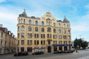 Riga, Letonya. 22 Ağustos 2021. Şehir merkezindeki Cat House binasının ön cephesi.