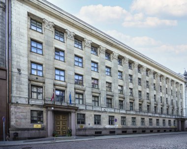 Riga, Letonya. 22 Ağustos 2021. Şehir merkezindeki mali disiplin kurulu binası cephesi.