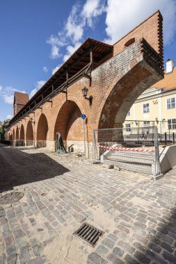 Riga, Letonya. 22 Ağustos 2021 'de şehir merkezindeki eski şehir duvarları görülüyor.