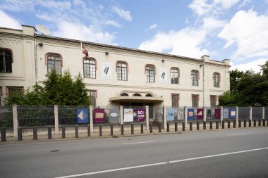 Riga, Letonya. 22 Ağustos 2021 Letonya 'nın şehir merkezindeki işgali müzesinin dış görünüşü