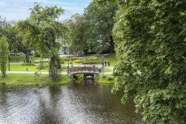 Riga, Letonya. Ağustos 2021. Şehir merkezindeki bir parktaki aşk köprüsünün manzarası