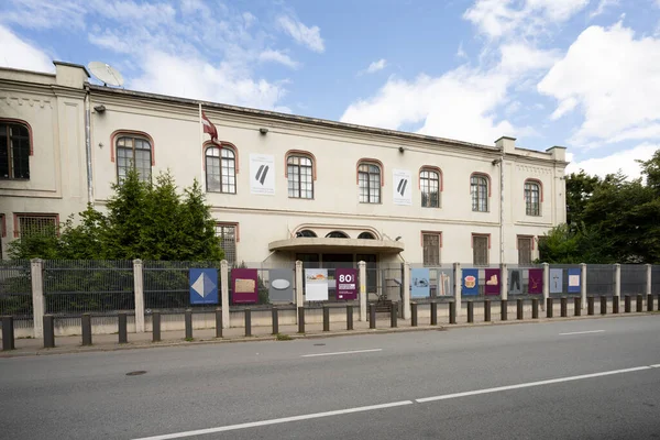 Riga, Letonya. 22 Ağustos 2021 Letonya 'nın şehir merkezindeki işgali müzesinin dış görünüşü