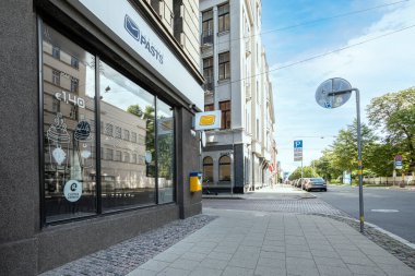 Riga, Letonya. Ağustos 2021 şehir merkezindeki Letonya postanesinin dış görüntüsü.