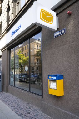 Riga, Letonya. Ağustos 2021 şehir merkezindeki Letonya postanesinin dış görüntüsü.