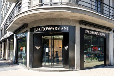 Riga, Letonya. Ağustos 2021. Emporio Armani markasının vitrinleri şehir merkezindeki bir caddede.