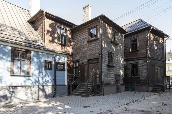 Riga, Letonya. 22 Ağustos 2021. Şehir merkezinde tipik renkli ahşap evler.