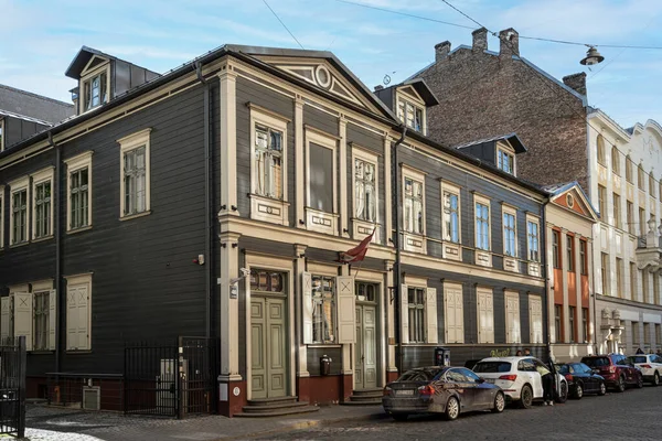 拉脱维亚里加 2021年8月22日市中心典型的彩色木制房屋 — 图库照片