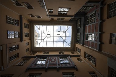 Riga, Letonya. Ağustos 2021 'de şehir merkezindeki binalar arasında gökyüzünün alt görüntüsü.