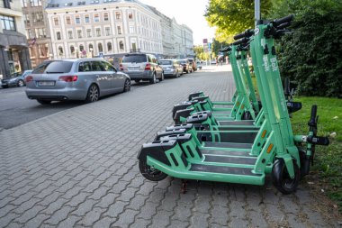 Riga, Letonya. Ağustos 2021. Şehir merkezinde bir kaldırımda kiralık elektrikli scooterlar.