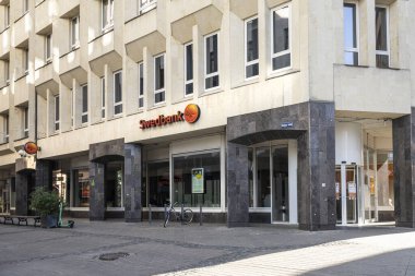 Riga, Letonya. Şehir merkezindeki Swedbank şubesinin dış görüntüsü Ağustos 2021