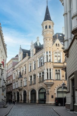 Riga, Letonya. Ağustos 2021. Şehir merkezindeki eski bir binanın cephesi.