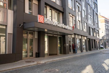 Riga, Letonya. Ağustos 2021. Şehir merkezindeki Hilton Garden Oteli 'nin açık hava manzarası.