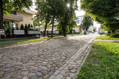 Riga, Letonya. Ağustos 2021. Şehir merkezindeki bir caddede taş çakıl taşlarıyla oluşturulan karakteristik kaldırımın ayrıntıları