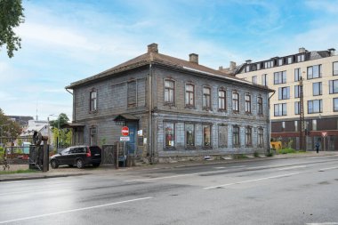 Riga, Letonya. Ağustos 2021. Şehir merkezindeki tipik ahşap evlerin manzarası