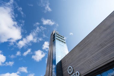 Riga, Letonya. Şehir merkezindeki tren istasyonunun saatiyle birlikte kulenin 21 Ağustos 'taki görüntüsü.