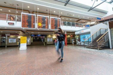 Riga, Letonya. Ağustos 2021 'de şehir merkezindeki tren istasyonunun iç kısmının görüntüsü.