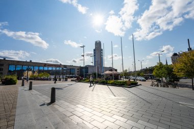 Riga, Letonya. Şehir merkezindeki tren istasyonunun dış cephesinin görüntüsü Ağustos 2021