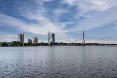Riga, Letonya. Ağustos 2021. Daugava Nehri 'nden görünen şehir.