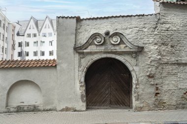 Riga, Letonya. Ağustos 2021. Şehir merkezindeki bir sokakta eski bir kemer.