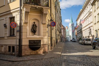 Riga, Letonya. Ağustos 2021. Şehir merkezindeki bir evin duvarında küçük bir heykel var.