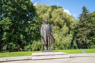 Riga, Letonya. Ağustos 2021 Andrejs Upitsin 'in bir şehir merkezi parkı heykeli.