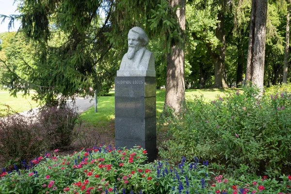 Riga Letónia Agosto 2021 Busto Sudrabu Edzus Parque Centro Cidade — Fotografia de Stock