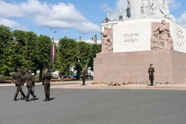 Riga Letónia Agosto 2021 Mudança Guarda Monumento Liberdade Centro Cidade — Fotografia de Stock