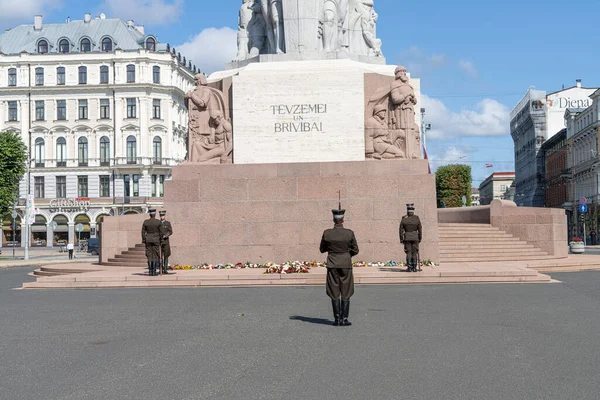 Riga Letónia Agosto 2021 Mudança Guarda Monumento Liberdade Centro Cidade — Fotografia de Stock