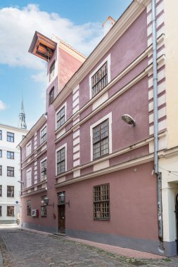 Riga, Letonya. Ağustos 2021 Letonya Fotoğraf Müzesi 'nin şehir merkezindeki dış görüntüsü