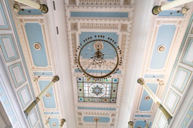 Riga, Letonya. 22 Ağustos 2021. Şehir merkezindeki sinagogun iç görünümü