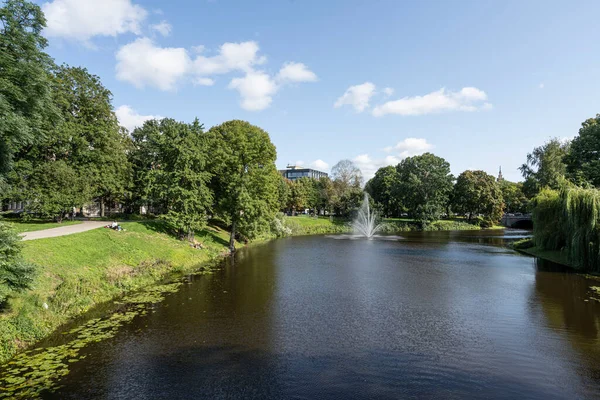Riga, Letonya. Ağustos 2021. Şehir merkezindeki parktan geçen kanal.