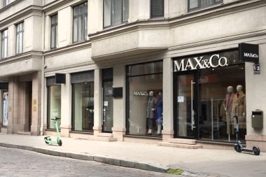 Riga, Letonya. Ağustos 2021. Şehir merkezindeki Max & Co marka mağazasının pencerelerinin görüntüsü