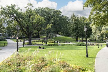 Riga, Letonya. Ağustos 2021, şehir merkezindeki Bastejkalna Parkı 'nın panoramik manzarası.