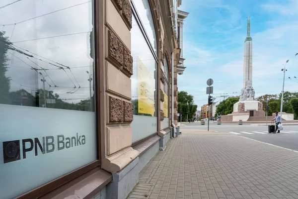 Riga, Letonya. Ağustos 2021. Şehrin tarihi merkezindeki PNB bankasının şubesinin vitrini.