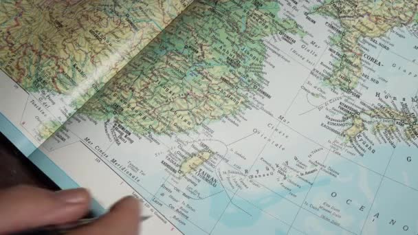 イタリアのウディネ 2021年8月7日 中国の国民の日の地図上で男は台湾の島を指している — ストック動画