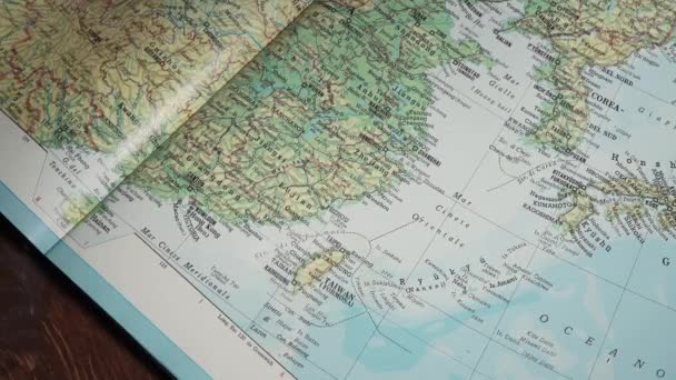 Udine Itália Agosto 2021 Homem Aponta Para Ilha Taiwan Mapa — Vídeo de Stock