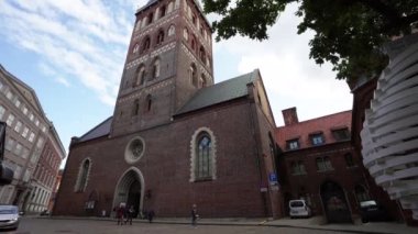 Riga, Letonya. 2021 Ağustos 'unda katedralin manzarası, Roma' nın ortaçağ Lüteriyen kilisesi, erken dönem Gotik ve Barok mimari özellikleri şehir merkezinde..