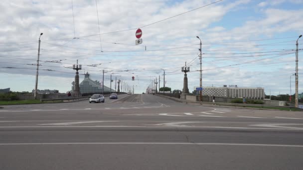 Riga Letonia Agosto 2021 Puente Akmens Sobre Río Daugava Riga — Vídeo de stock