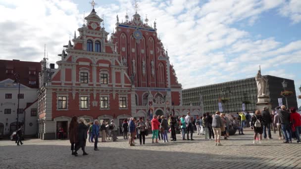 Riga Lotyšsko Srpen 2021 Někteří Turisté Náměstí Před Black Heads — Stock video