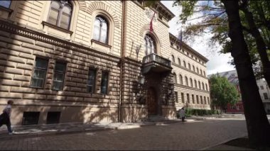 Riga, Letonya. Ağustos 2021 'de şehir merkezinde, Letonya parlamentosunun merkezi olan Saeima binasının önünde yürüyüş yapan insanlar görülüyor..