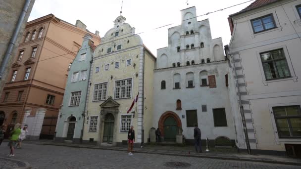 Riga Letonia Agosto 2021 Algunos Turistas Frente Los Famosos Palacios — Vídeo de stock