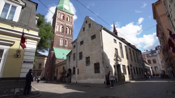 Ryga Łotwa Sierpień 2021 Ludzie Przechodzący Przez Ulice Historycznego Centrum — Wideo stockowe